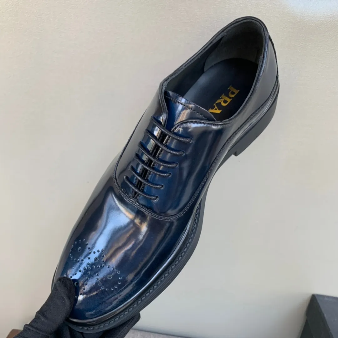 Men's shoes 💰860 💰Best recommendation✨PRADA Prada's top purchasing quality Imported color-brushed edge beads on the uppers Carved toe design Cowhide lining Private molded TPU outsole Non-slip, wear-resistant and elastic Fashionable and versatile Blue 39-44 in stock (38, 45 customized for replacement, return and exchange)